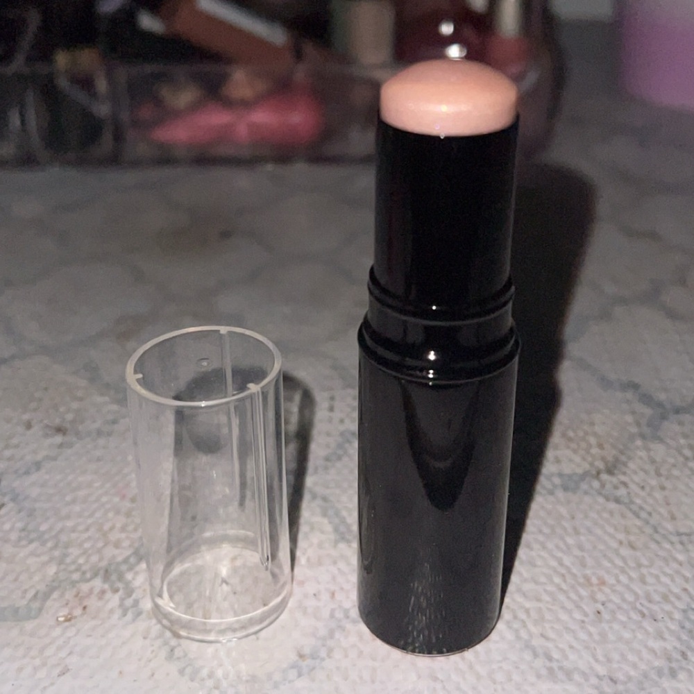 CHANEL BAUME ESSENTIEL
Multi-Use Glow Stick mermaid glow